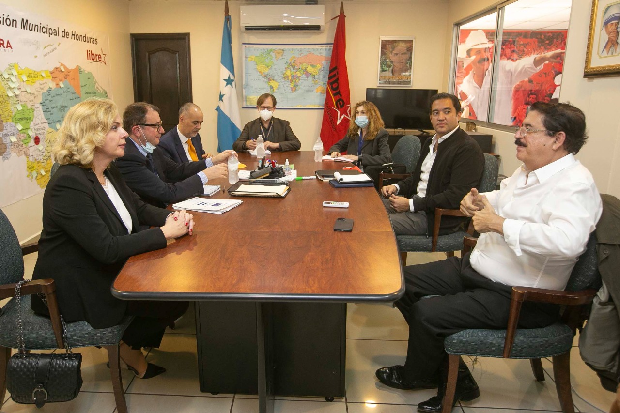 Manuel Zelaya se reúne con observadores de la OEA, UE y COPPPAL Manuel Zelaya se reúne con observadores de la OEA, UE y COPPPAL