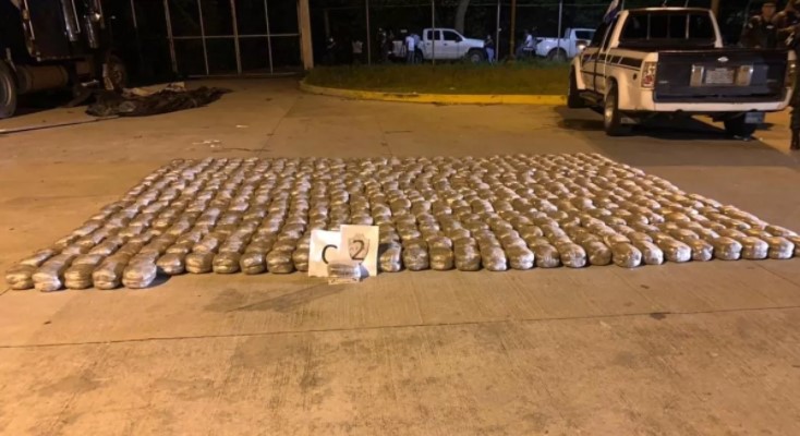 ATIC incauta 1,092 paquetes de droga oculta en compartimiento falso de rastra en SPS ATIC incauta 1,092 paquetes de droga oculta en compartimiento falso de rastra en SPS
