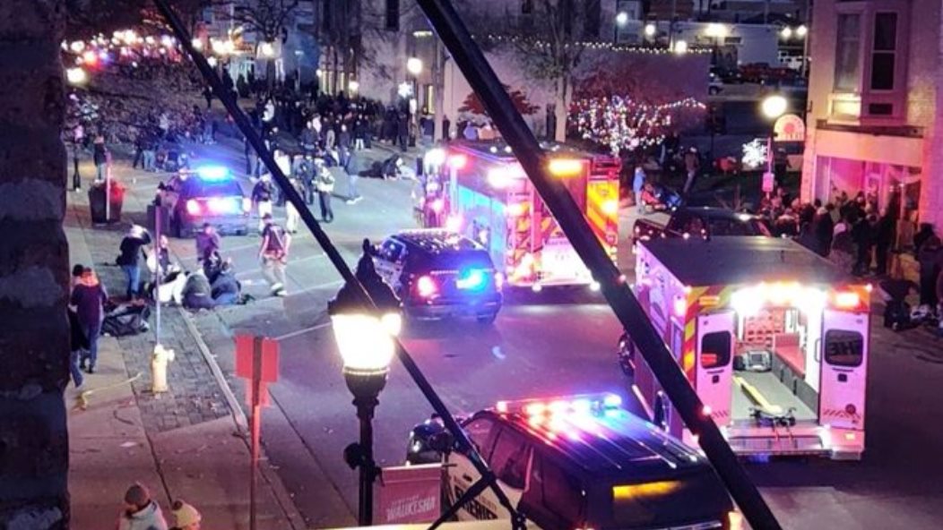 Al menos 5 muertos y más de 40 heridos tras embestida a una multitud durante desfile navideño en Wisconsin