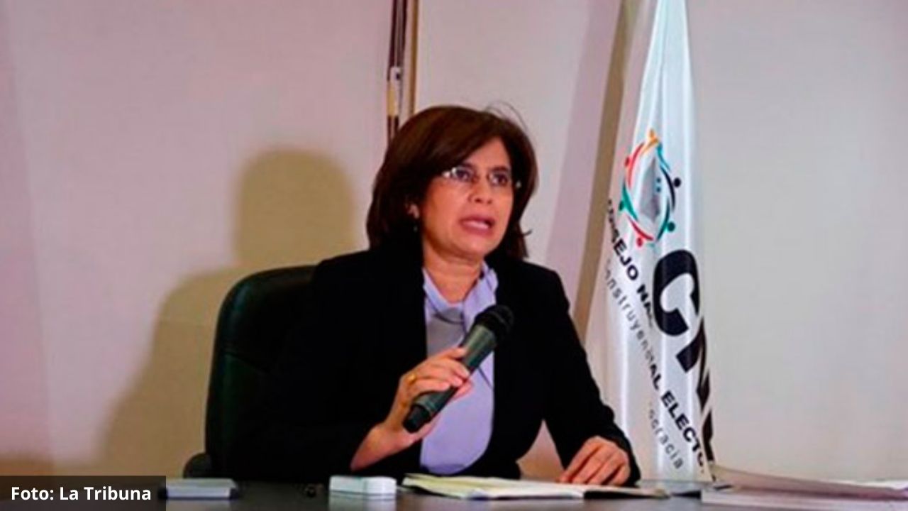 Rixi Moncada molesta por resolución que frena inscripción de Roberto Contreras