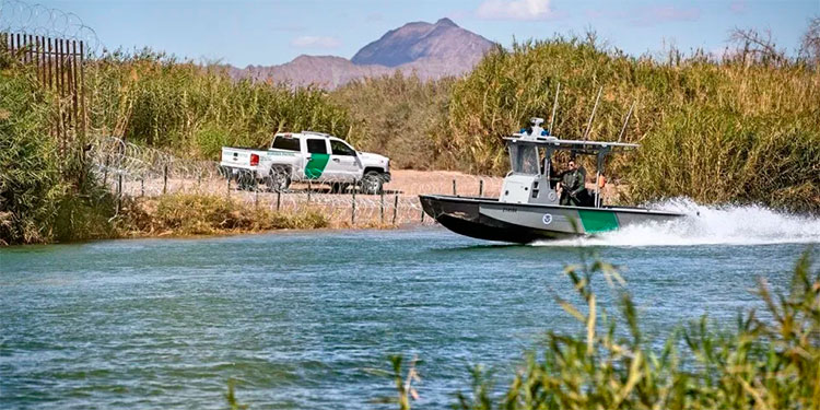 Bebe muere en brazos de su madre hondureña luego de cruzar el rio Grande en Texas, EEUU Bebe muere en brazos de su madre hondureña luego de cruzar el rio Grande en Texas, EEUU