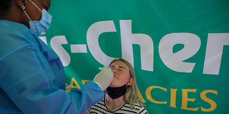 Hasta ahora pacientes con variante Ómicron presentan síntomas leves en Sudáfrica Hasta ahora pacientes con variante Ómicron presentan síntomas leves en Sudáfrica