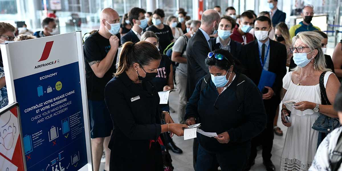Francia prohibirá viajes no esenciales desde Reino Unido a partir de este sábado por la variante Ómicron