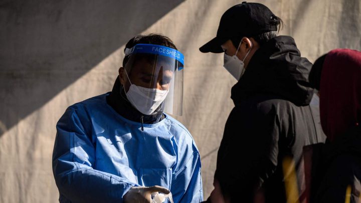 Migración exigirá prueba Covid en puntos fronterizos para evitar contagios por Ómicron