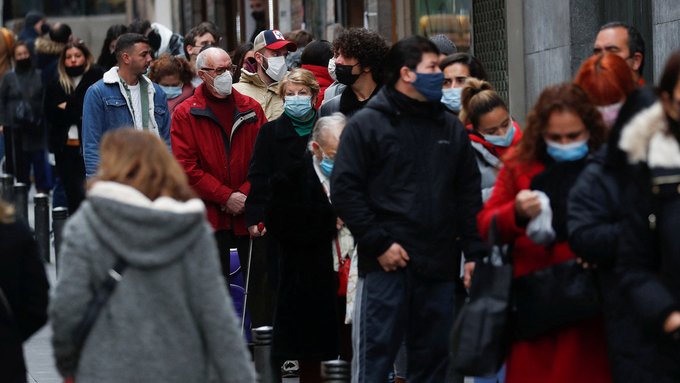 España regresa al uso obligatorio de la mascarilla en exteriores tras registrar récords diarios de contagios por la variante ómicron España regresa al uso obligatorio de la mascarilla en exteriores tras registrar récords diarios de contagios por la variante ómicron