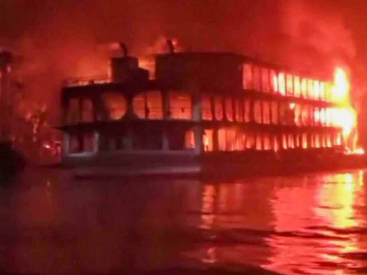 Mueren al menos 32 personas en un ferri incendiado en el sur de Bangladés