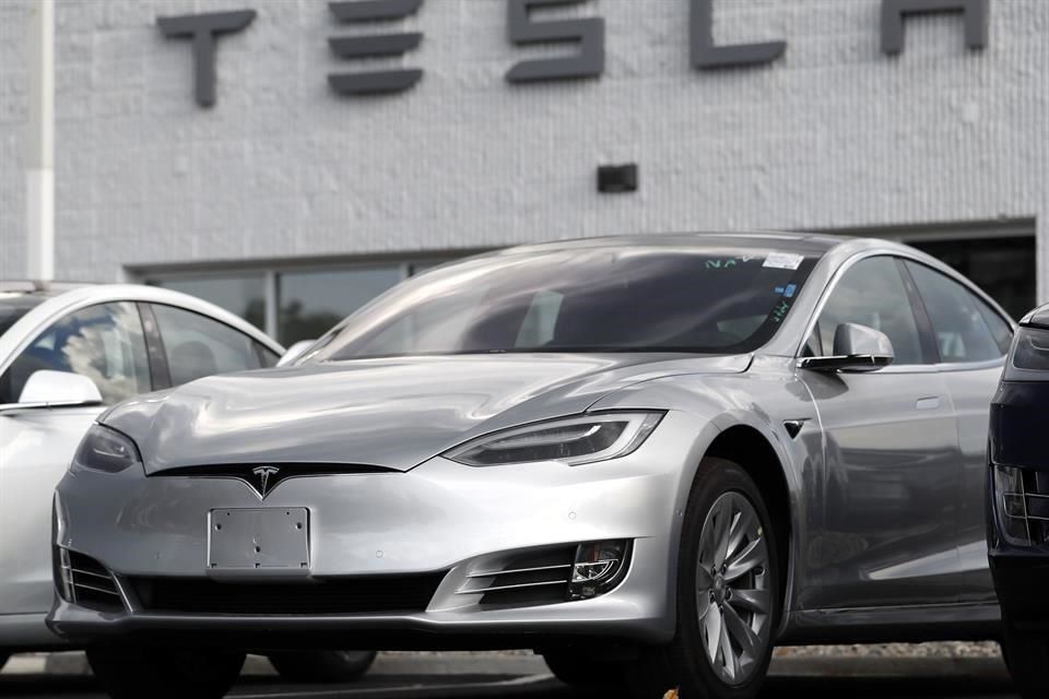 Tesla retirará del mercado en China casi 200 mil vehículos por riesgo de colisión