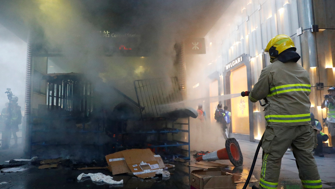 Cerca de 300 personas quedan atrapadas por un gran incendio en un centro comercial de Hong Kong Cerca de 300 personas quedan atrapadas por un gran incendio en un centro comercial de Hong Kong