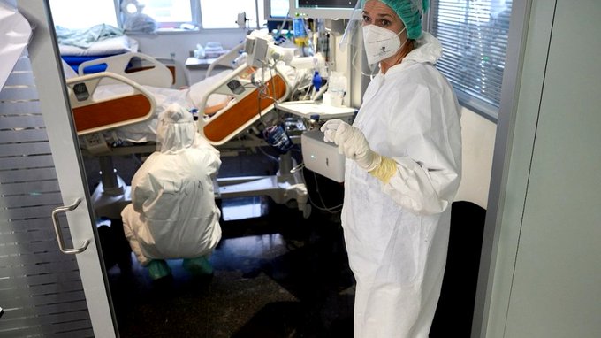 Ómicron dispara los casos globales de COVID-19 un 11%, pero las muertes descienden Ómicron dispara los casos globales de COVID-19 un 11%, pero las muertes descienden