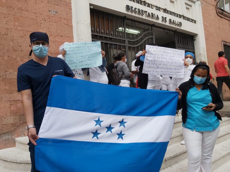 Enfermeras profesionales y auxiliares exigen a la SESAL nombramiento  de plazas