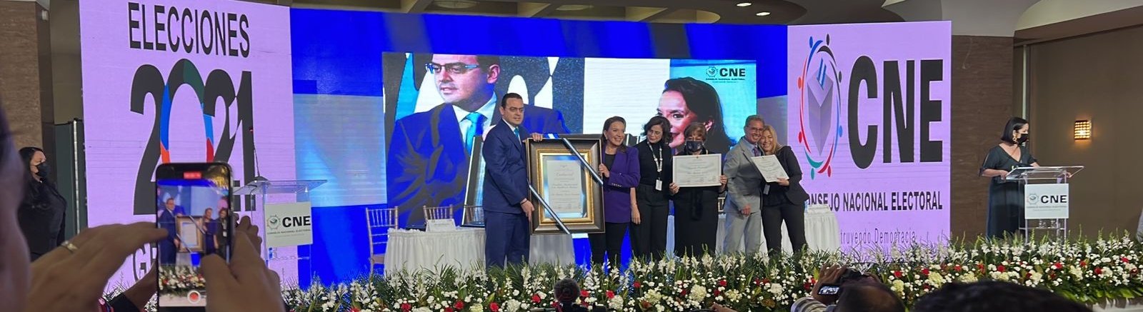 Xiomara Castro recibe credencial que la acredita como presidenta constitucional de Honduras