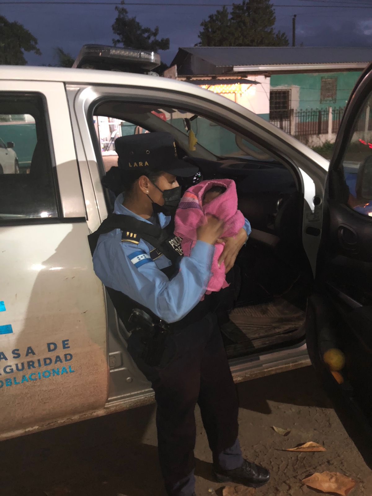 Policías rescatan a recién nacida abandonada en bolsa de plástico en Santa Bárbara Policías rescatan a recién nacida abandonada en bolsa de plástico en Santa Bárbara