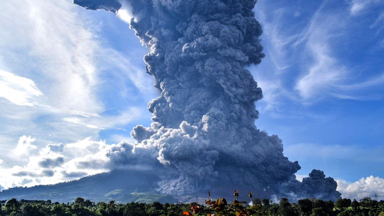 La impresionante erupción del volcán indonesio Semeru cubrió de ceniza a varias poblaciones