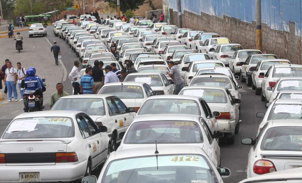 Transportistas anuncian paro este lunes en la capital