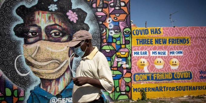 Ómicron: Sudáfrica informó que los casos de coronavirus bajaron a la mitad en apenas cuatro días