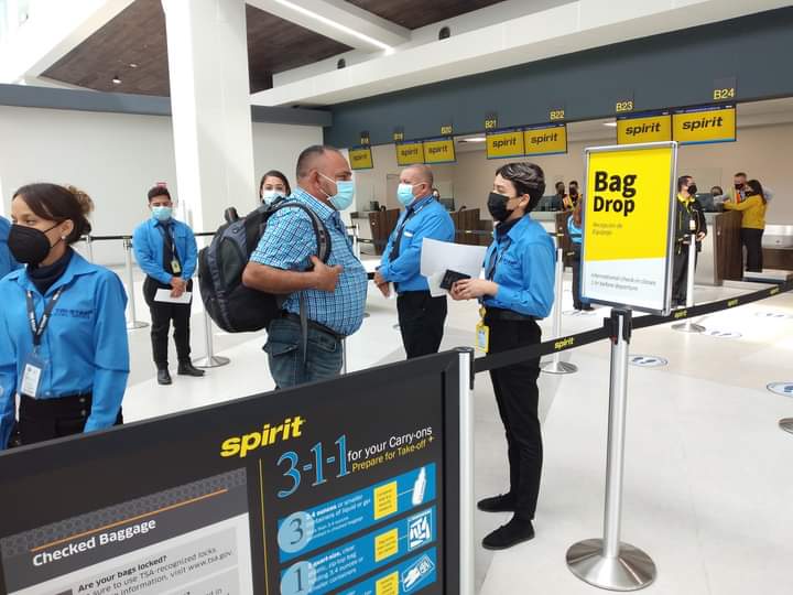 Primeros pasajeros que volarán desde Palmerola con destino a Miami y Houston