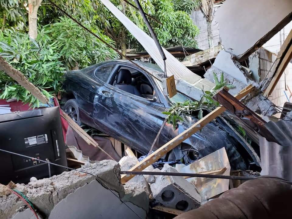 Seis integrantes de una familia por poco mueren aplastados por un vehículo en la colonia Villanueva Seis integrantes de una familia por poco mueren aplastados por un vehículo en la colonia Villanueva