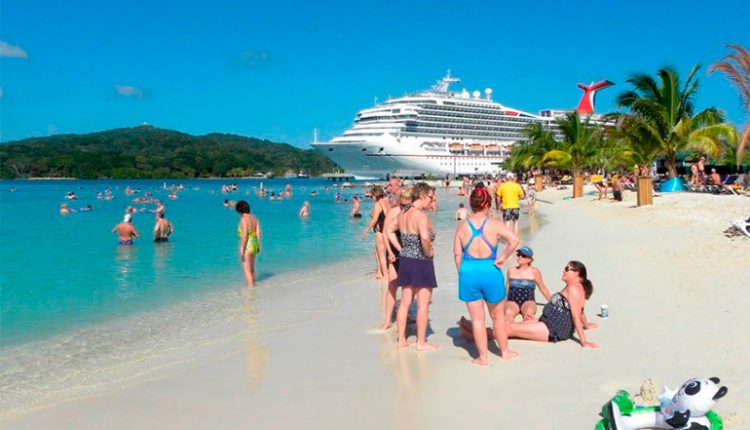 Turistas canadienses visitan nuevamente la paradisíaca isla de Roatán