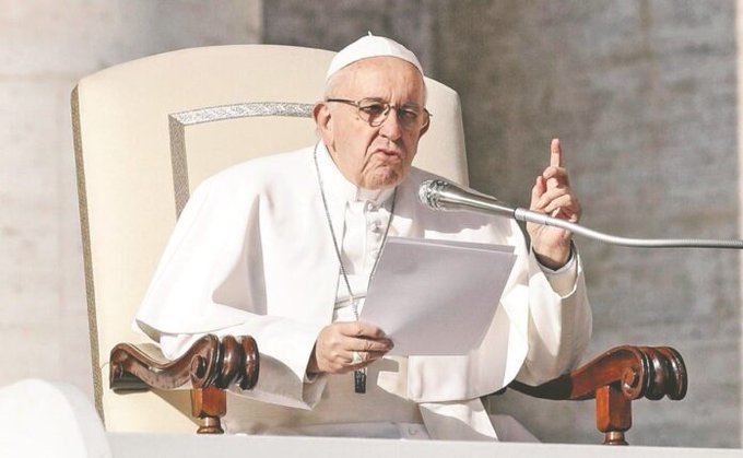 El papa critica la reducción de inversión en educación y la subida en armas El papa critica la reducción de inversión en educación y la subida en armas
