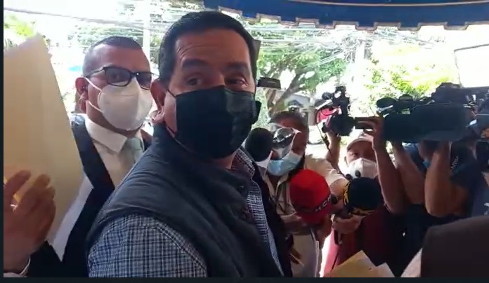 “Toño” Rivera llega al CNE a impugnar actas y a pedir el conteo de votos en los tres niveles electivos