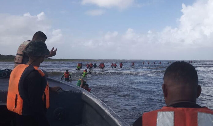 FFAA rescatan a 30 náufragos en altamar FFAA rescatan a 30 náufragos en altamar