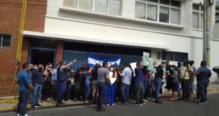 Empleados de canal estatal TNH protestan exigiendo liquidación salarial y permanencia laboral