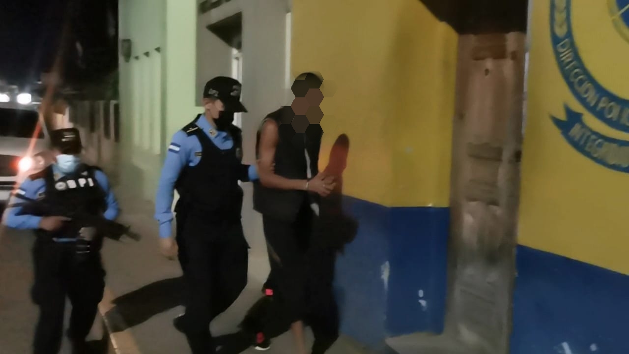 Con tres paquetes de marihuna detienen a una persona en carretera a Olancho Con tres paquetes de marihuna detienen a una persona en carretera a Olancho