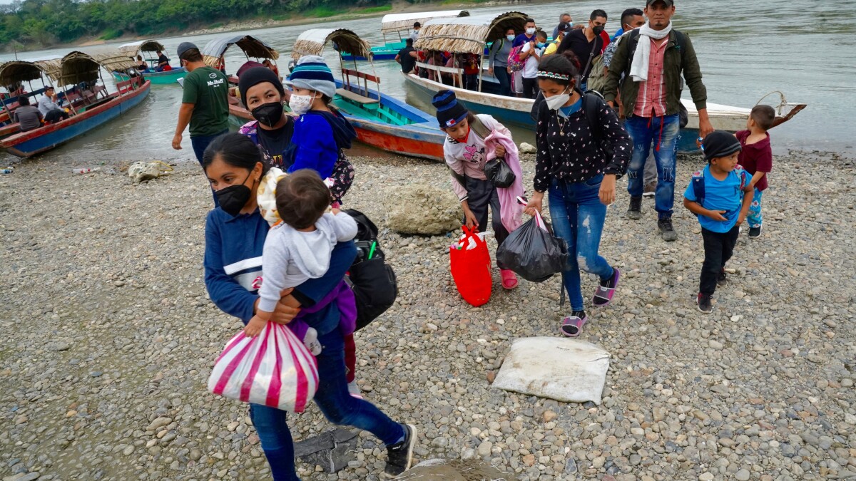 Legisladores urgen a Biden a cancelar la expansión de «Quédate en México»