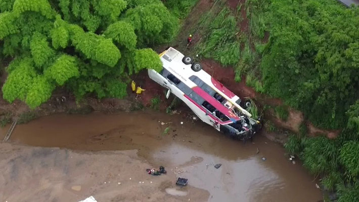 Al menos cinco murtos y 40 heridos por caída de autobús en un despeñadero de Brasil Al menos cinco murtos y 40 heridos por caída de autobús en un despeñadero de Brasil