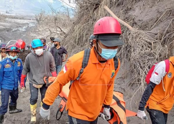 Ascienden a 43 los muertos por la erupción del volcán Semeru en Indonesia Ascienden a 43 los muertos por la erupción del volcán Semeru en Indonesia