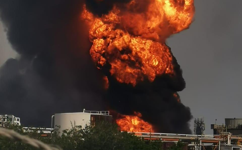 Se reporta incendio en una refinería de PEMEX en Veracruz, México