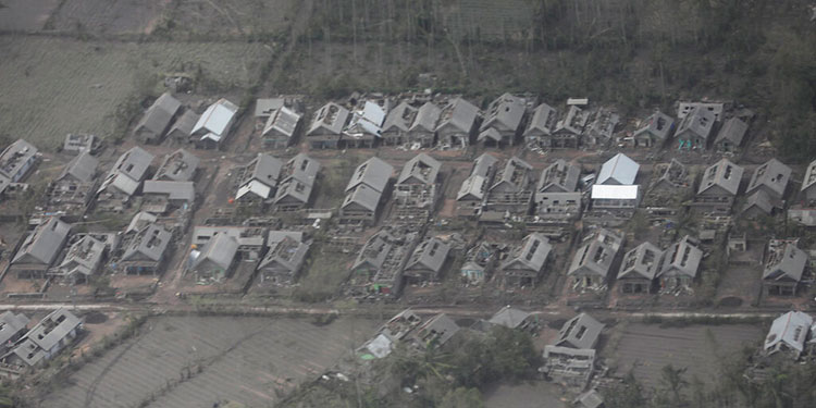 Al menos 27 personas desaparecidas por la erupción en Indonesia