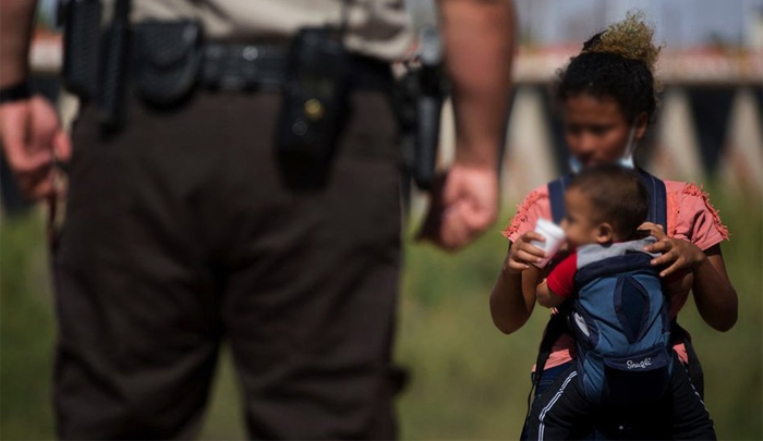 Cinco niños migrantes hondureños entran solos a EEUU con teléfonos escritos en notas Cinco niños migrantes hondureños entran solos a EEUU con teléfonos escritos en notas