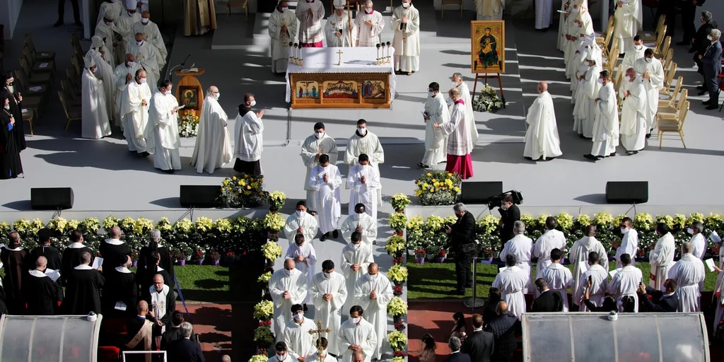 El papa Francisco encabezó una misa multitudinaria para trabajadores migrantes llegados a Chipre