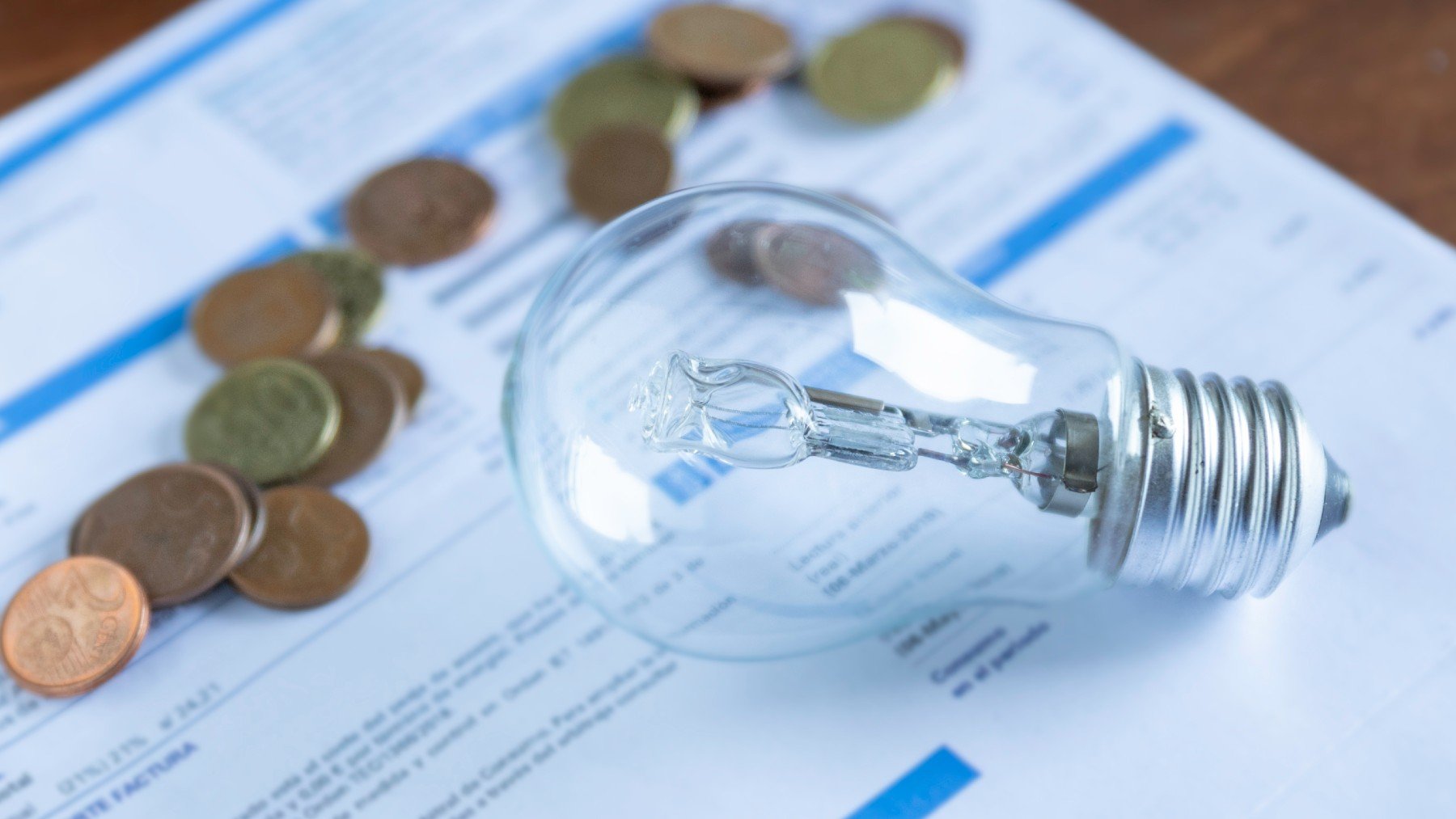 El precio de la luz en España vuelve a pulverizar todos los récords y se dispara a 360 euros/MWh El precio de la luz en España vuelve a pulverizar todos los récords y se dispara a 360 euros/MWh