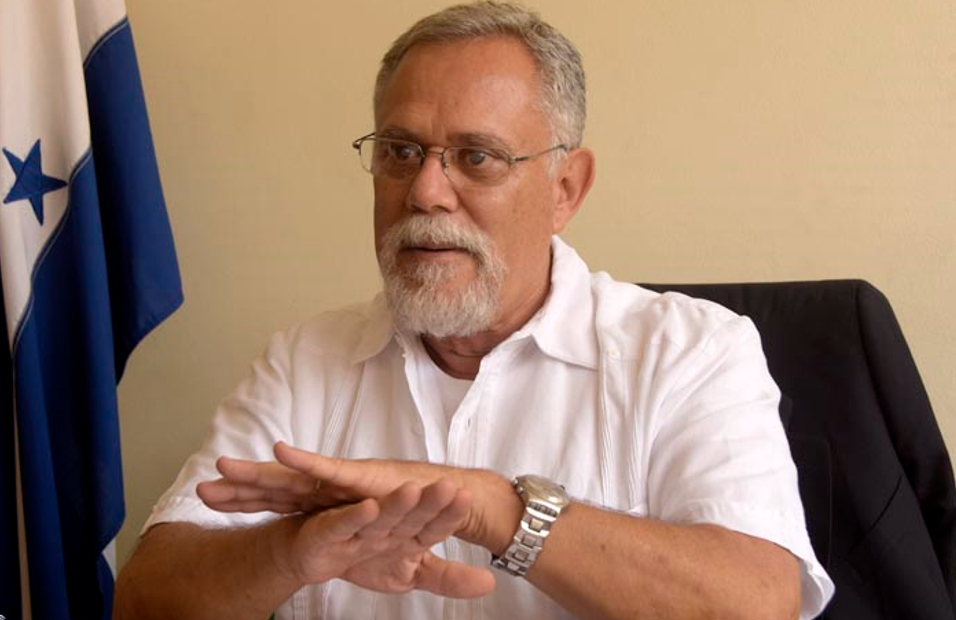 Padre Roberto Paiz: «A Mel no le importa que a Salvador le estén robando los diputados» Padre Roberto Paiz: «A Mel no le importa que a Salvador le estén robando los diputados»