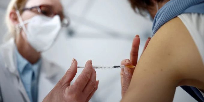 Francia recomendó acortar a tres meses el plazo para el refuerzo de la vacuna contra el coronavirus Francia recomendó acortar a tres meses el plazo para el refuerzo de la vacuna contra el coronavirus