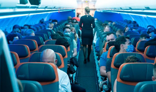 La variante Ómicron duplica o hasta triplica el riesgo de contagio de coronavirus en un avión