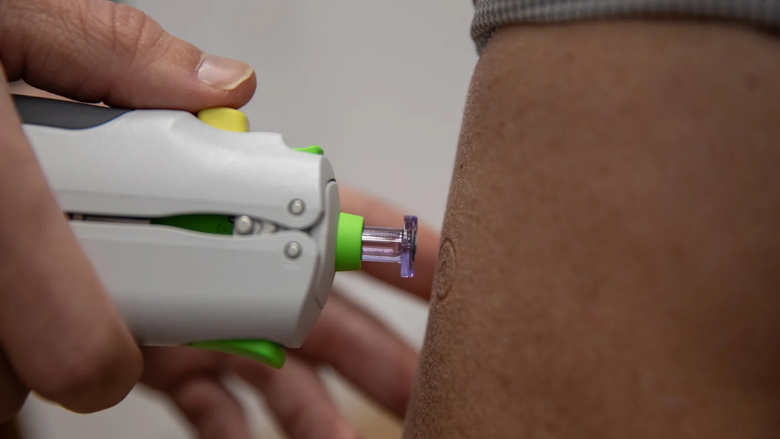 E.U inicia ensayo de vacuna sin aguja E.U inicia ensayo de vacuna sin aguja