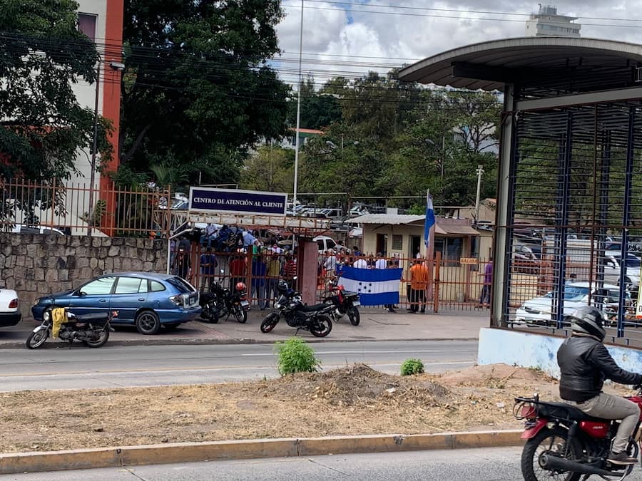 Empleados de Hondutel amenazan con desconectar servicio a instituciones del Estado Empleados de Hondutel amenazan con desconectar servicio a instituciones del Estado