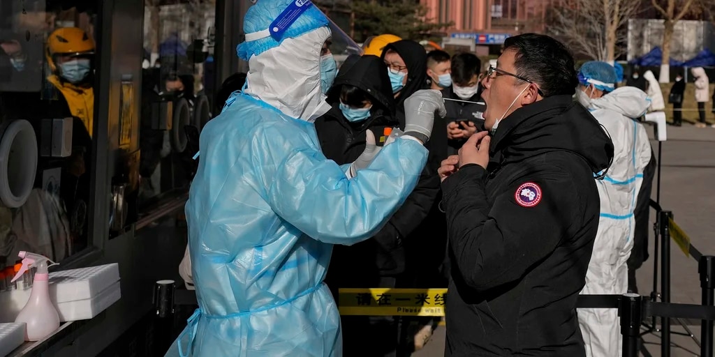 Beijing endurece los controles tras detectar el primer caso de Ómicron: cerró un edificio con los empleados adentro