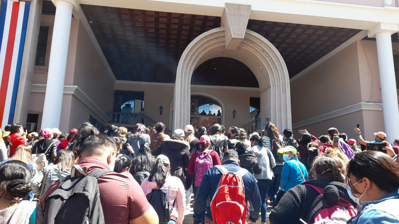 Maestros PROHECO ingresan a Casa presidencial y están a la espera de ser  atendidos