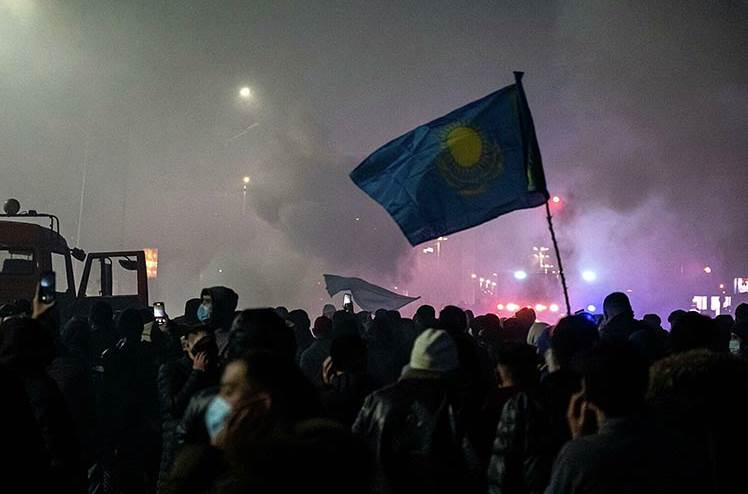 Decretan el estado de emergencia en todo Kazajistán en medio de las violentas protestas