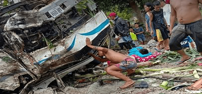 Accidente de autobús deja al menos 11 muertos en Filipinas