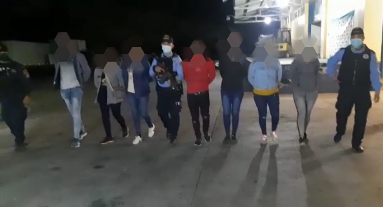 Detienen a una fémina cuando trasladaba de manera irregular a seis ciudadanos cubanos Detienen a una fémina cuando trasladaba de manera irregular a seis ciudadanos cubanos