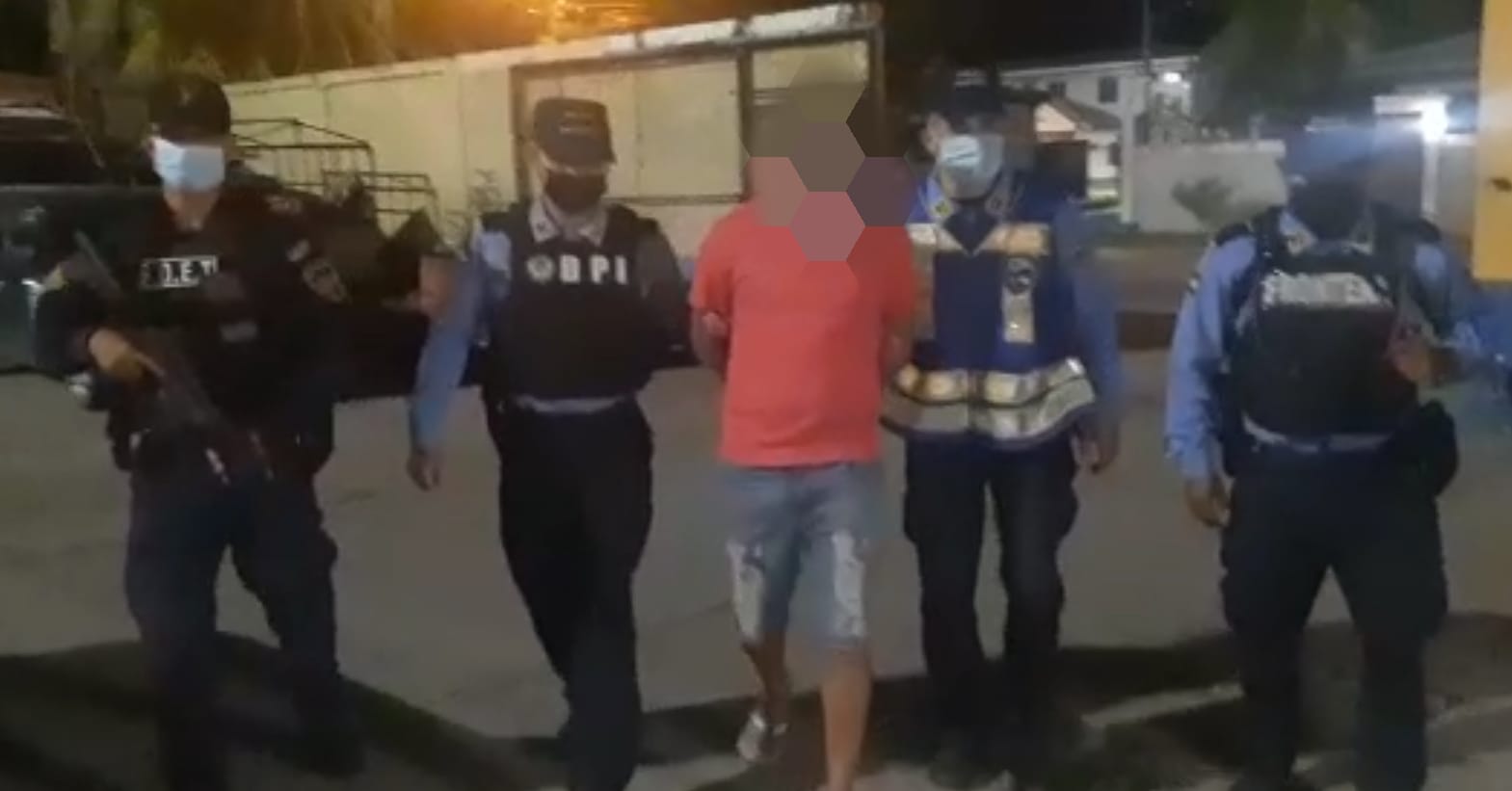 Agentes policiales arrestan supuesto traficante de personas en la zona norte Agentes policiales arrestan supuesto traficante de personas en la zona norte