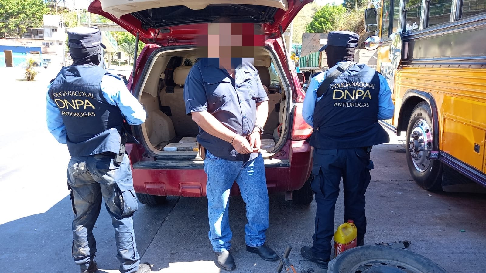 Incautan 11 paquetes de cocaina y detienen a cuatro personas en posta «El Durazno»