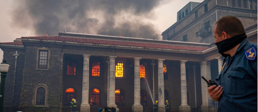 Sudáfrica: un incendio deja “grandes daños” en la sede del Parlamento Sudáfrica: un incendio deja “grandes daños” en la sede del Parlamento