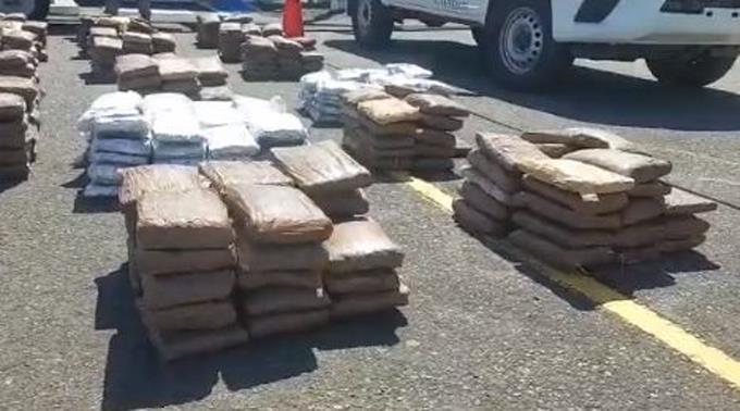 Incautan 1,047 paquetes de droga y arrestan a 3 colombianos en Panamá Incautan 1,047 paquetes de droga y arrestan a 3 colombianos en Panamá