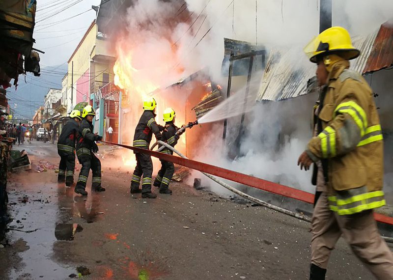 Aprueban aumento salarial para bomberos